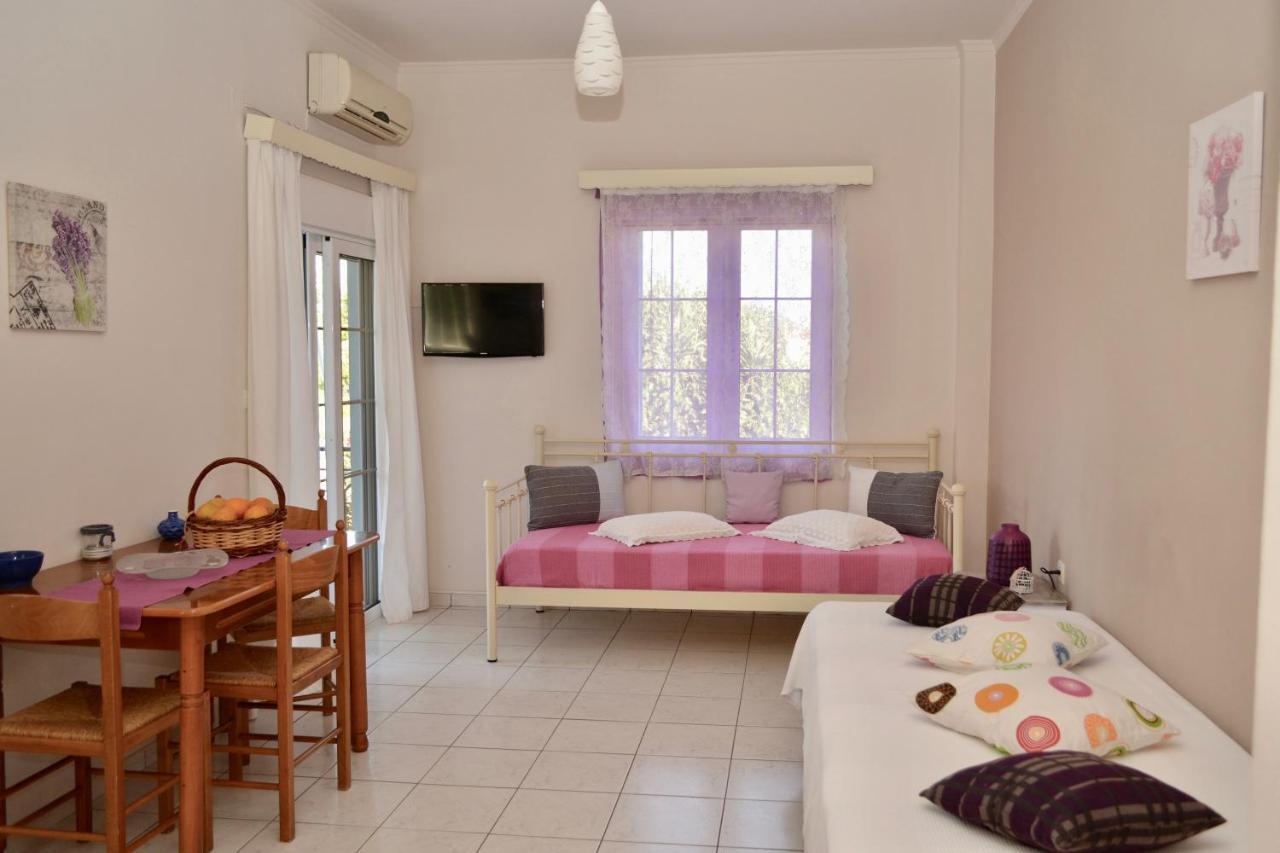 Troumpas Family Rooms & Apartments เลโอนีดีออน ภายนอก รูปภาพ