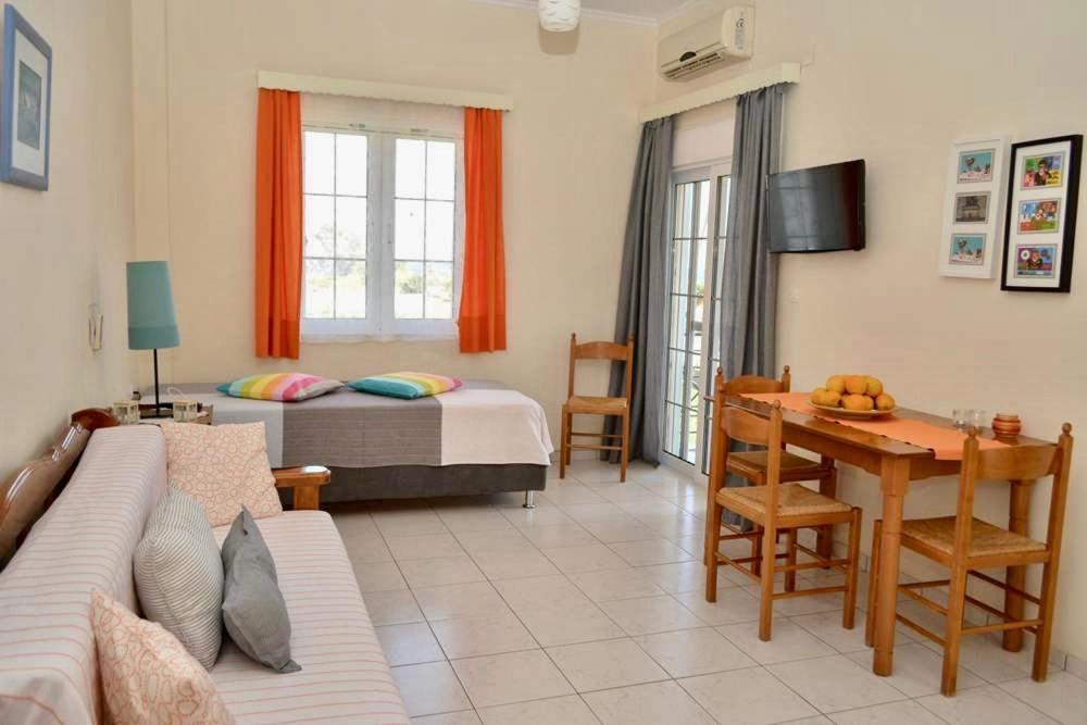 Troumpas Family Rooms & Apartments เลโอนีดีออน ภายนอก รูปภาพ