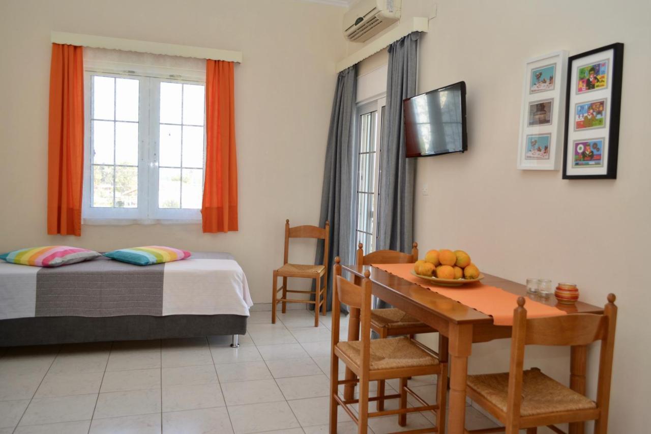 Troumpas Family Rooms & Apartments เลโอนีดีออน ภายนอก รูปภาพ