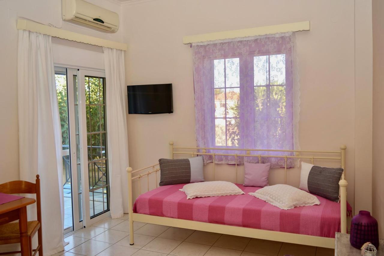 Troumpas Family Rooms & Apartments เลโอนีดีออน ภายนอก รูปภาพ